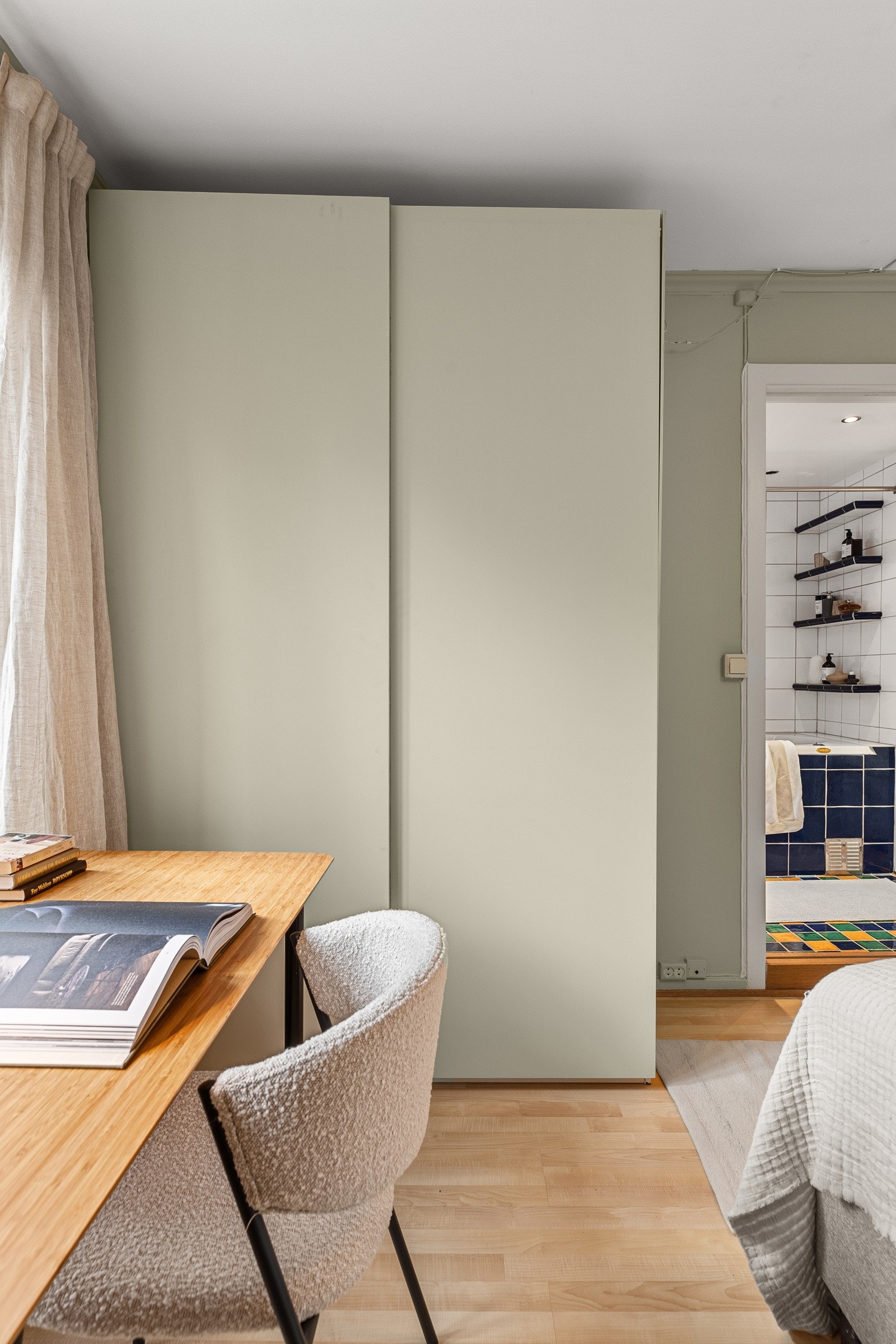 Soverommet (og stue) er nymalt i 2024 i tidsriktige fargevalg Galleribilde