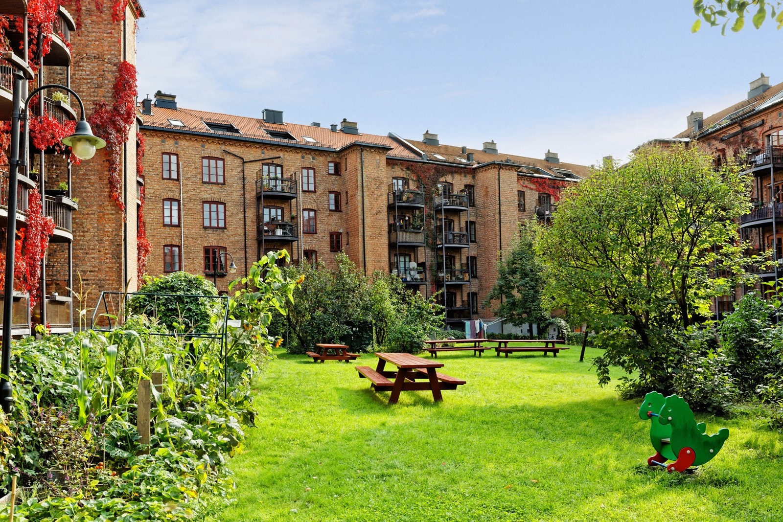 Gårdsrommet er opparbeidet med trær, sittegrupper og mye mer. Her kan venner og familie samles til hyggelige sammenkomster Galleribilde