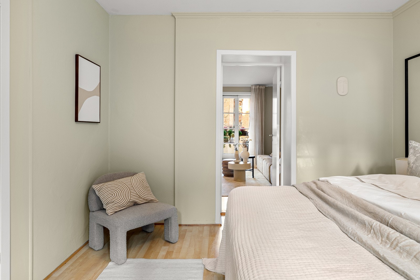 Det er enkel adkomst til baderom og stue fra soverom Galleribilde