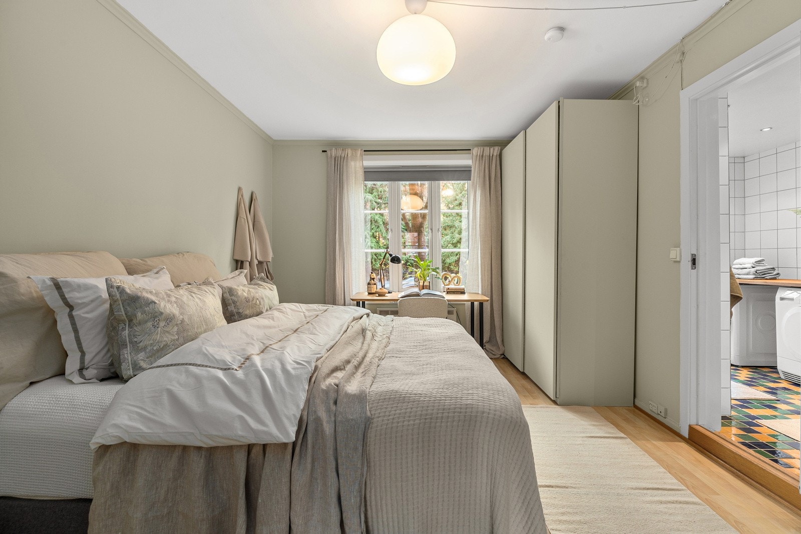 Soverommet er av den generøse størrelsen, hvor det er god plass til dobbeltseng, nattbord, garderobeløsning og annet ønsket møblement Galleribilde
