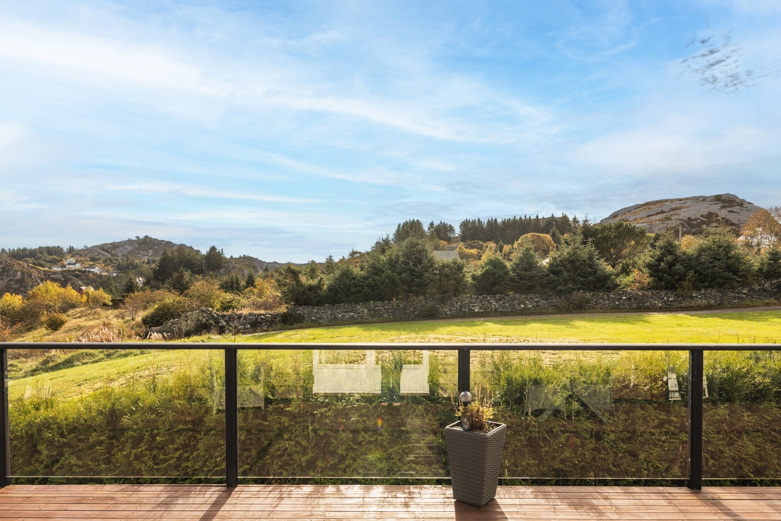 Fra stue er det utgang til terrasse. Galleribilde