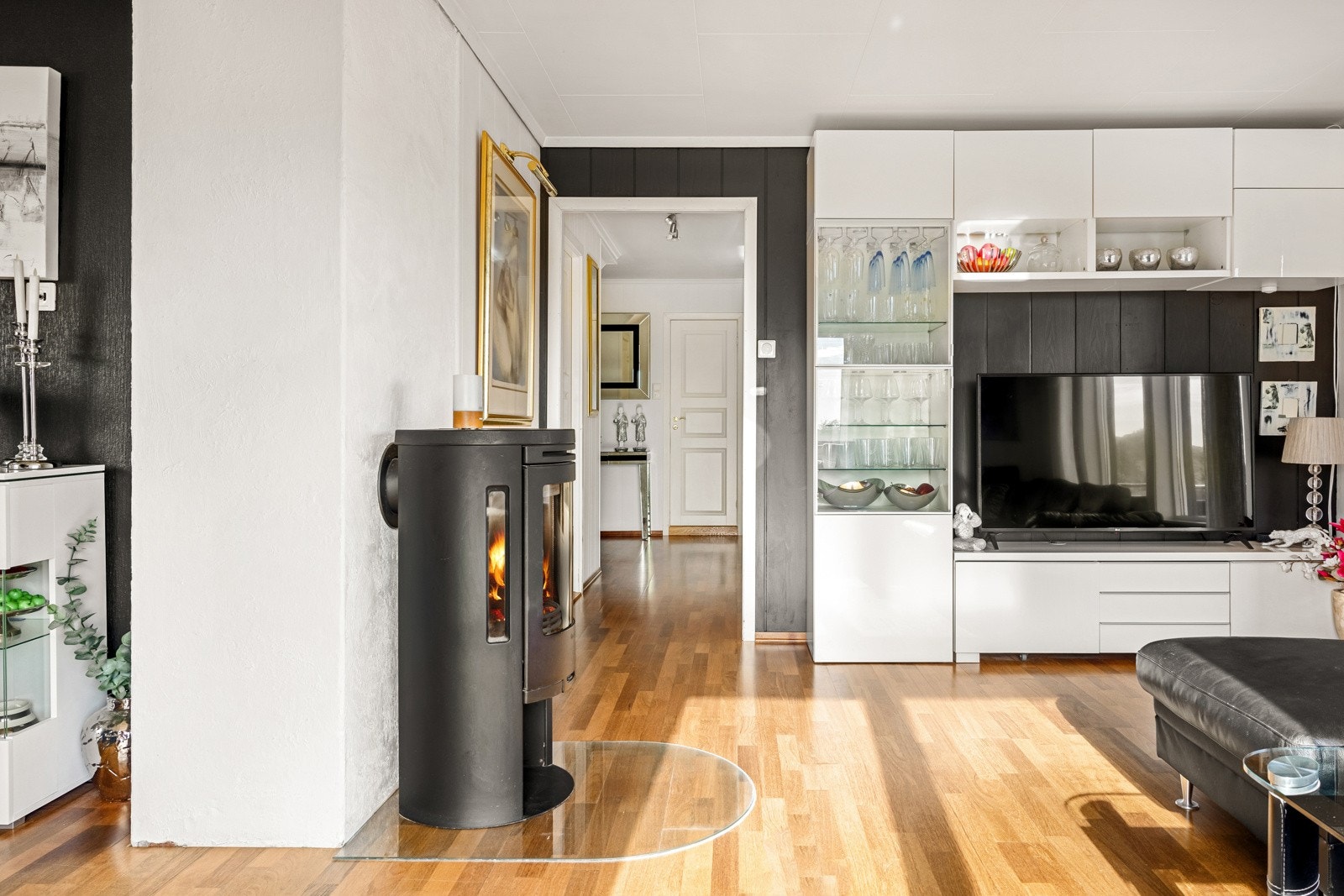 I tillegg til varmepumpe har man også peis. Vi beveger oss videre til kjøkken. Galleribilde