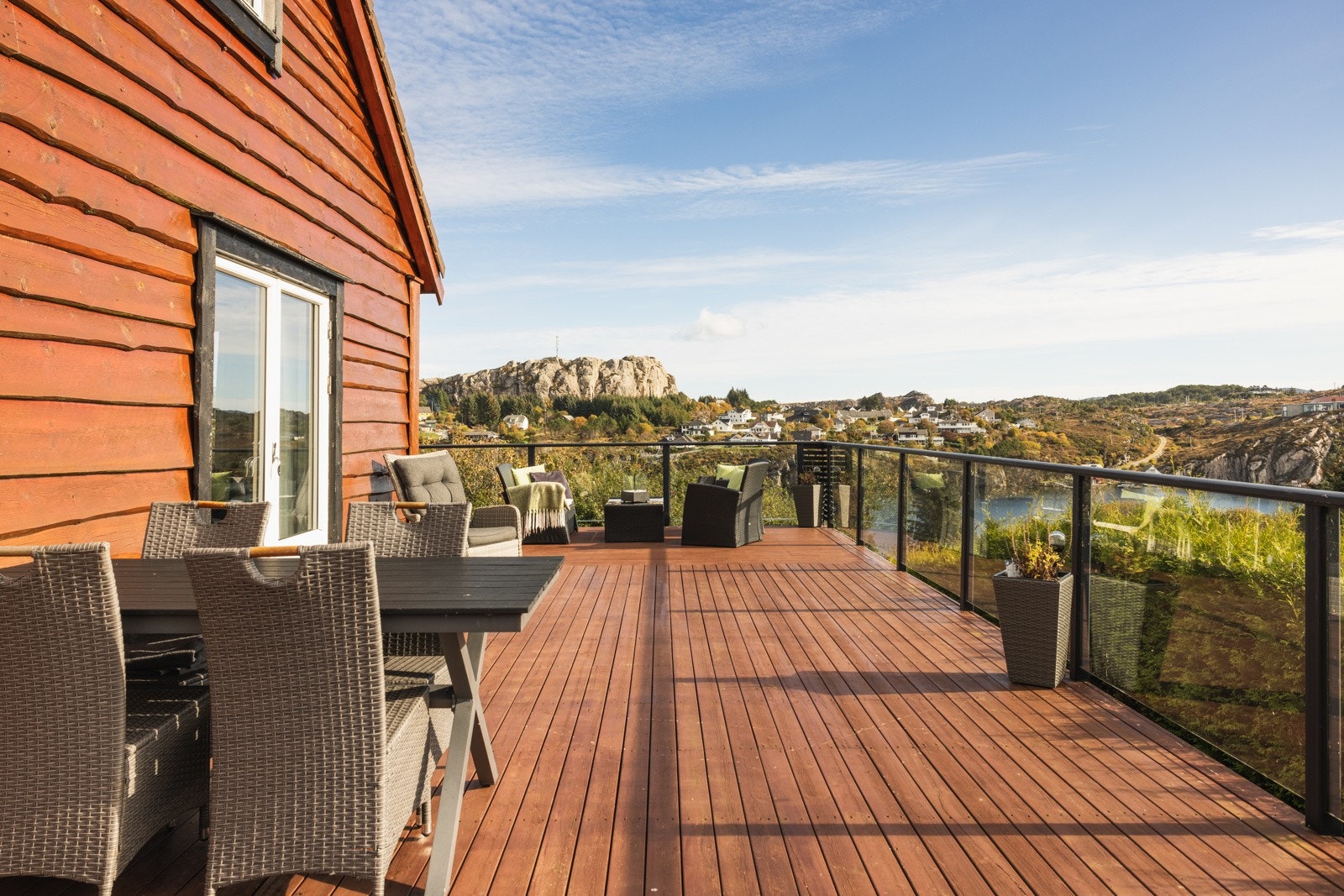 Her kan man nyte vakre høst/sommersdager, hvorav solen er på himmelen til ca.21:00 på sommerstid. Galleribilde