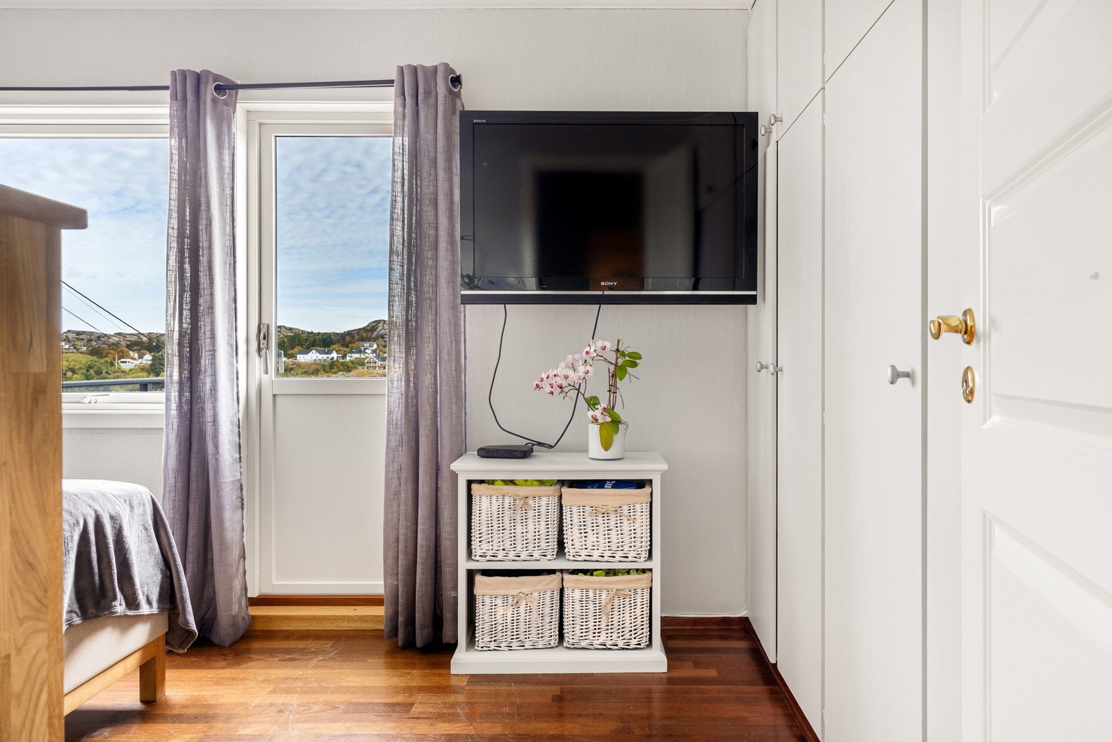 Fra soverommet har man utgang til terrasse. Galleribilde