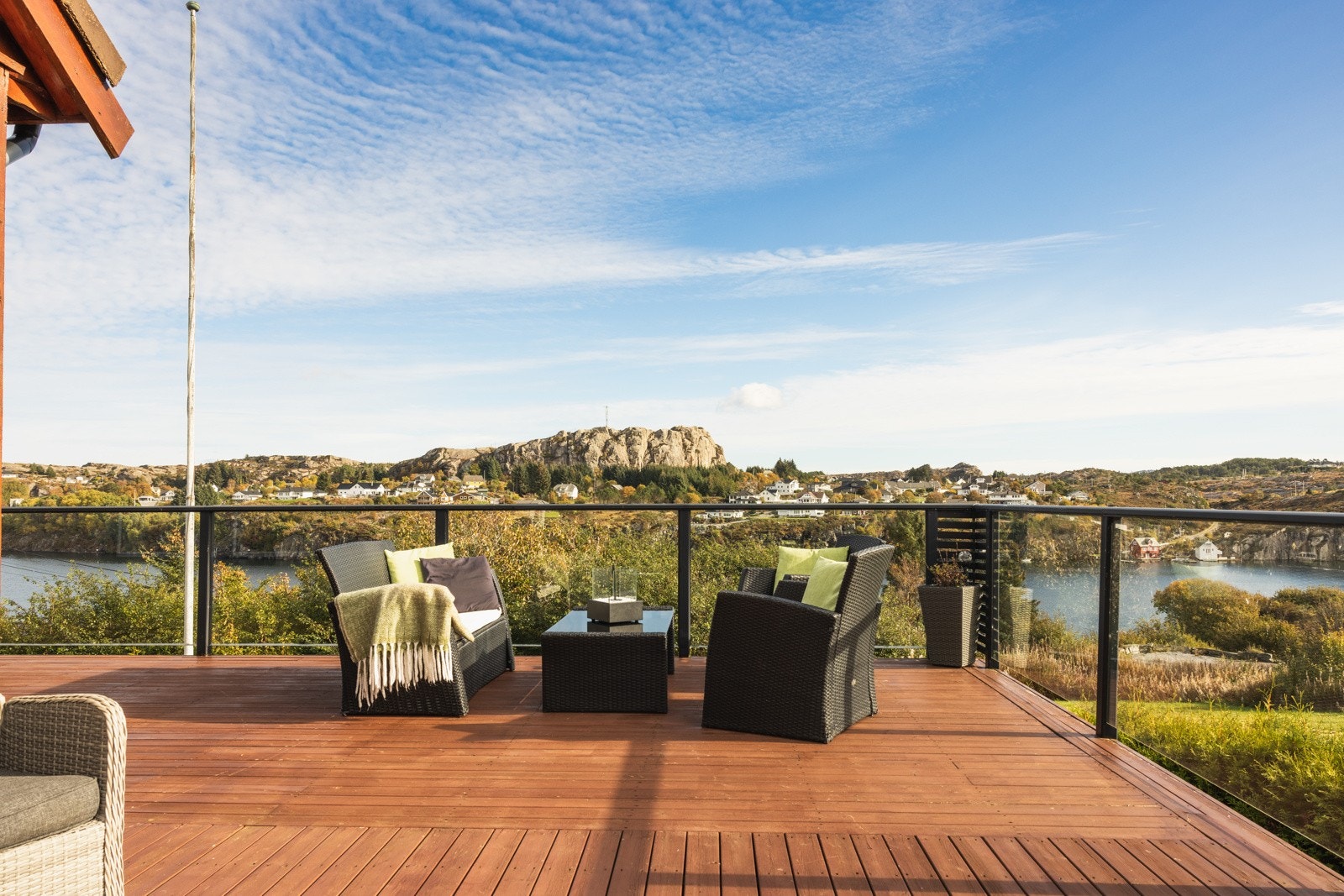 En enebolig i landlige omgivelser med stor terrasse og nydelig utsikt. Galleribilde