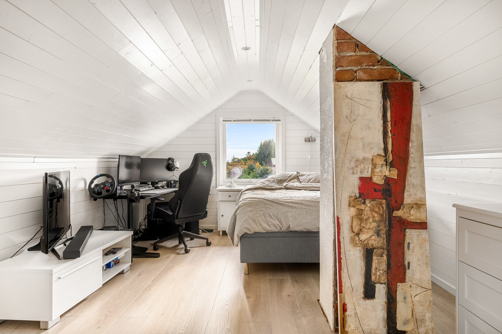 I loftetasjen, har man 2 soverom som enkeltvis måles til ca. 16 kvm. Galleribilde