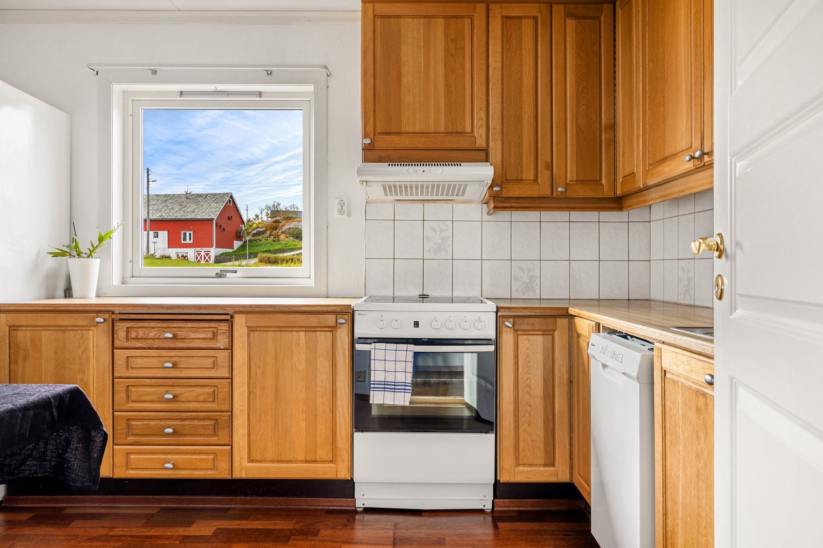 Kjøkken måles til 9,5 kvm, hvorav man har god plass til diverse kjøkkenredskap, stor benkeplass samt plass til bord og stoler. Galleribilde