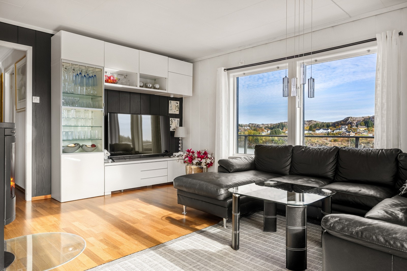 I stuen har man blant annet varmepumpe til høst og vinterdager. Galleribilde