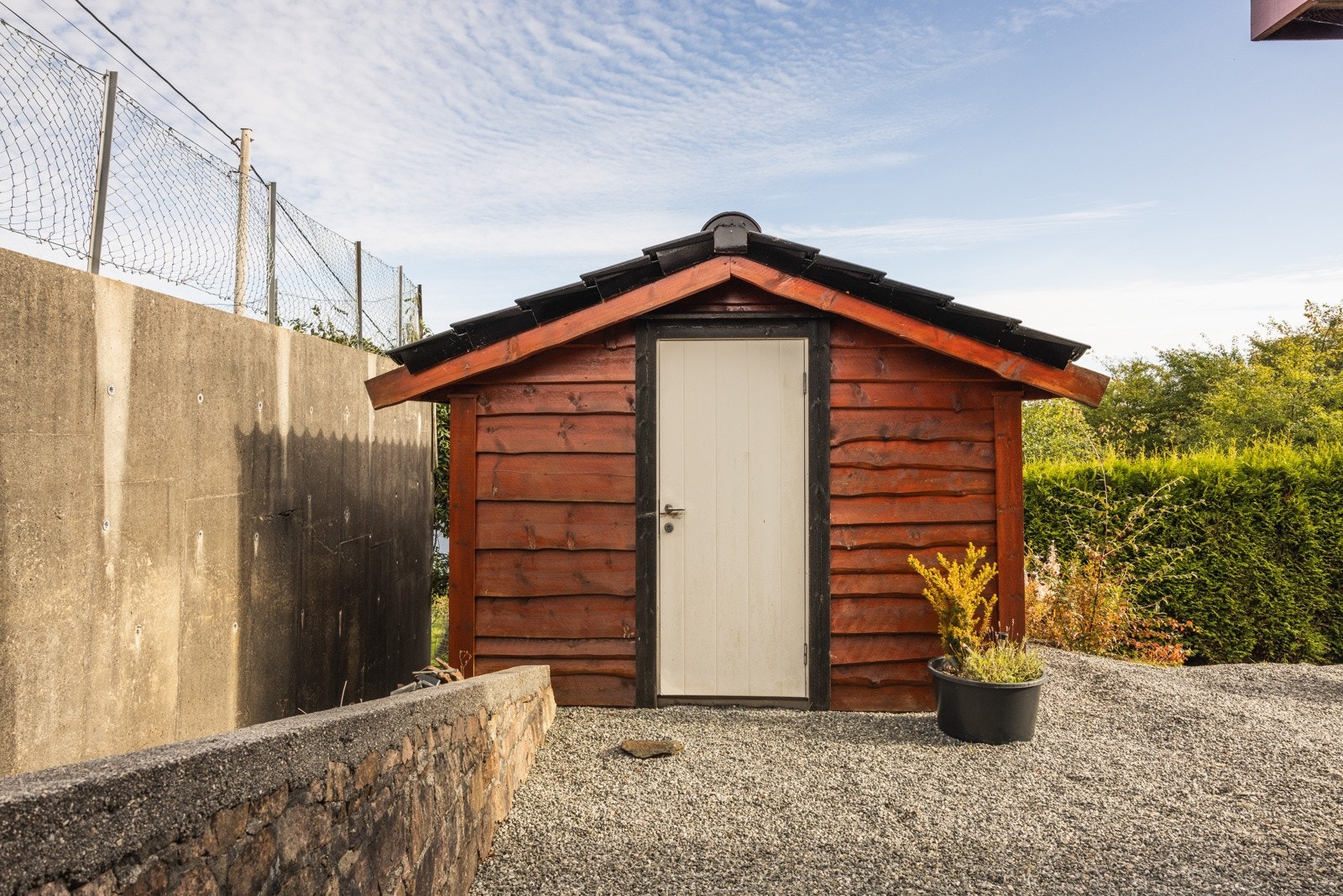 Videre har man eget uthus som måles til ca. 13 kvm. Galleribilde