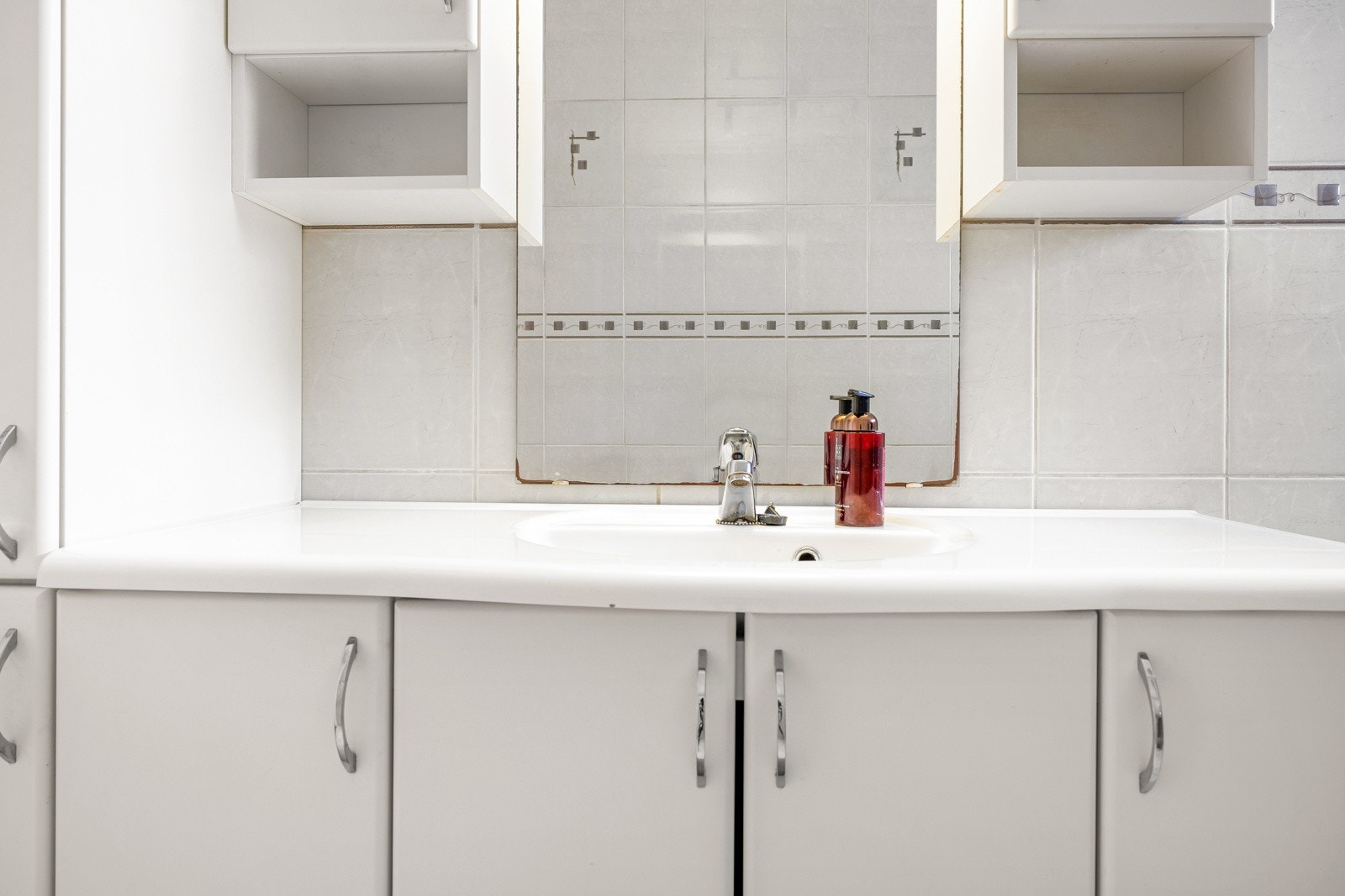 Badets størresle gjør at man har god plass til diverse toalettsaker. Galleribilde