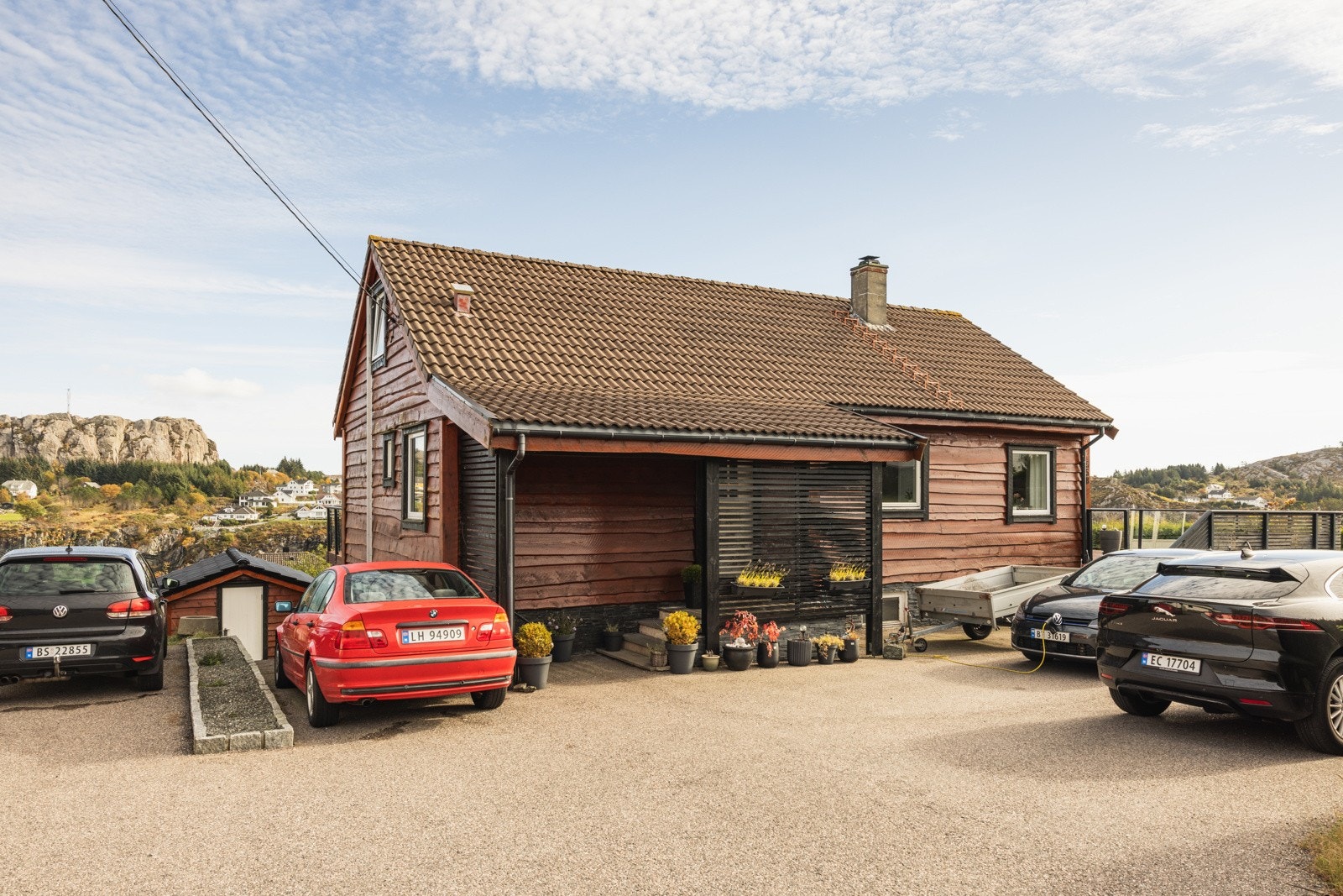 Tomten er pent opparbeidet og har god plass til sykler, biler og uteaktiviteter. Galleribilde