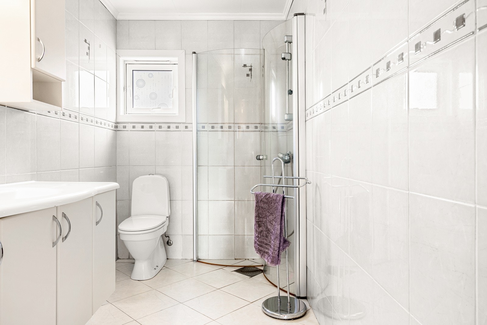 Bad fra Megaflis, hvorav bad har innredning med heldekkende servant, toalett og dusjhjørne med glassdør. Galleribilde