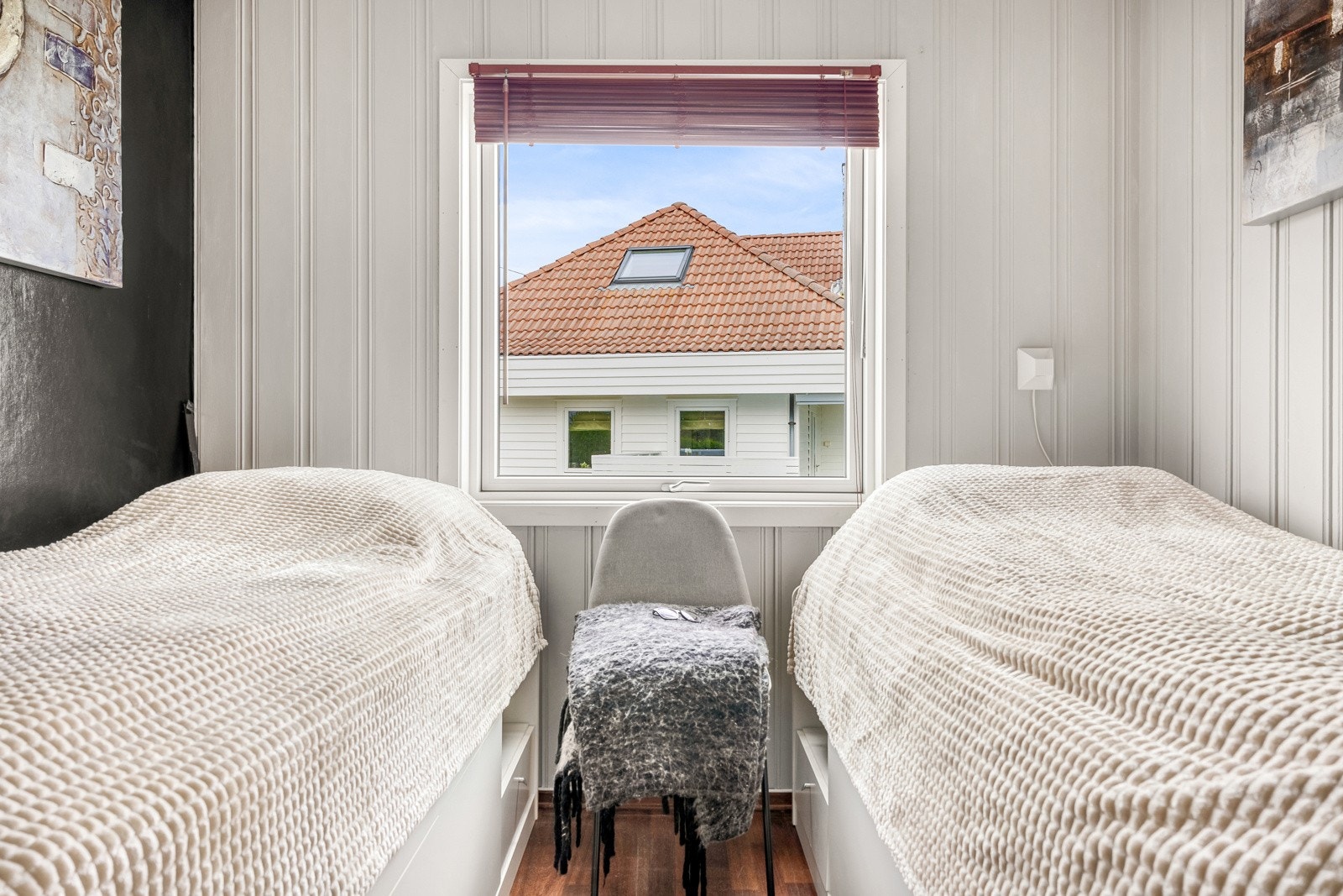 Boligen har rikelig med rom. Med antall soverom på 5, har man fleksible muligheter for diverse løsninger. Galleribilde