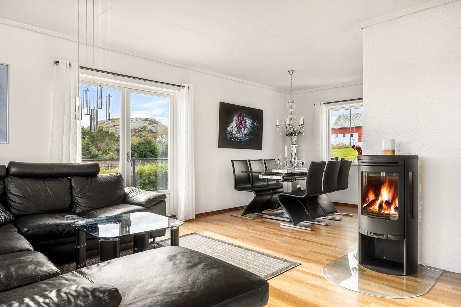 Stuen er lys, utgang til terrasse og har rikelig med vindusflater som sørger for naturlig belysning og et konfortabelt innemiljø. Galleribilde