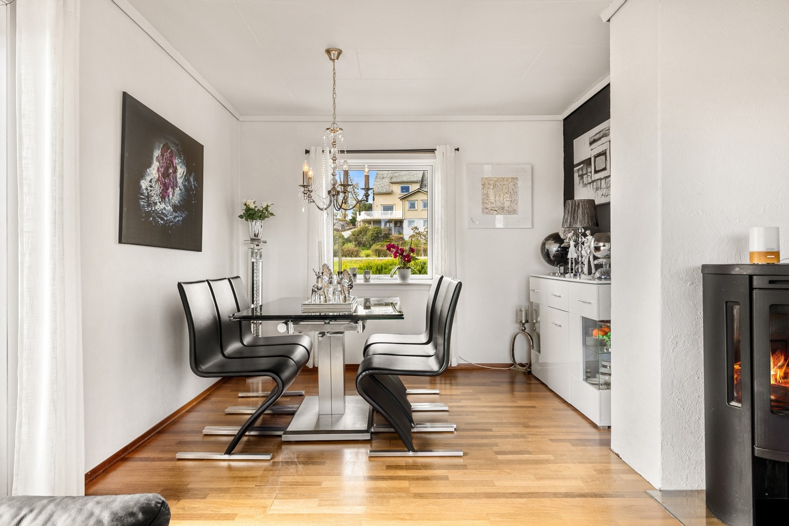 Videre er stuen innredet med egen spisegruppe hvor hele familien kan ta plass. Galleribilde