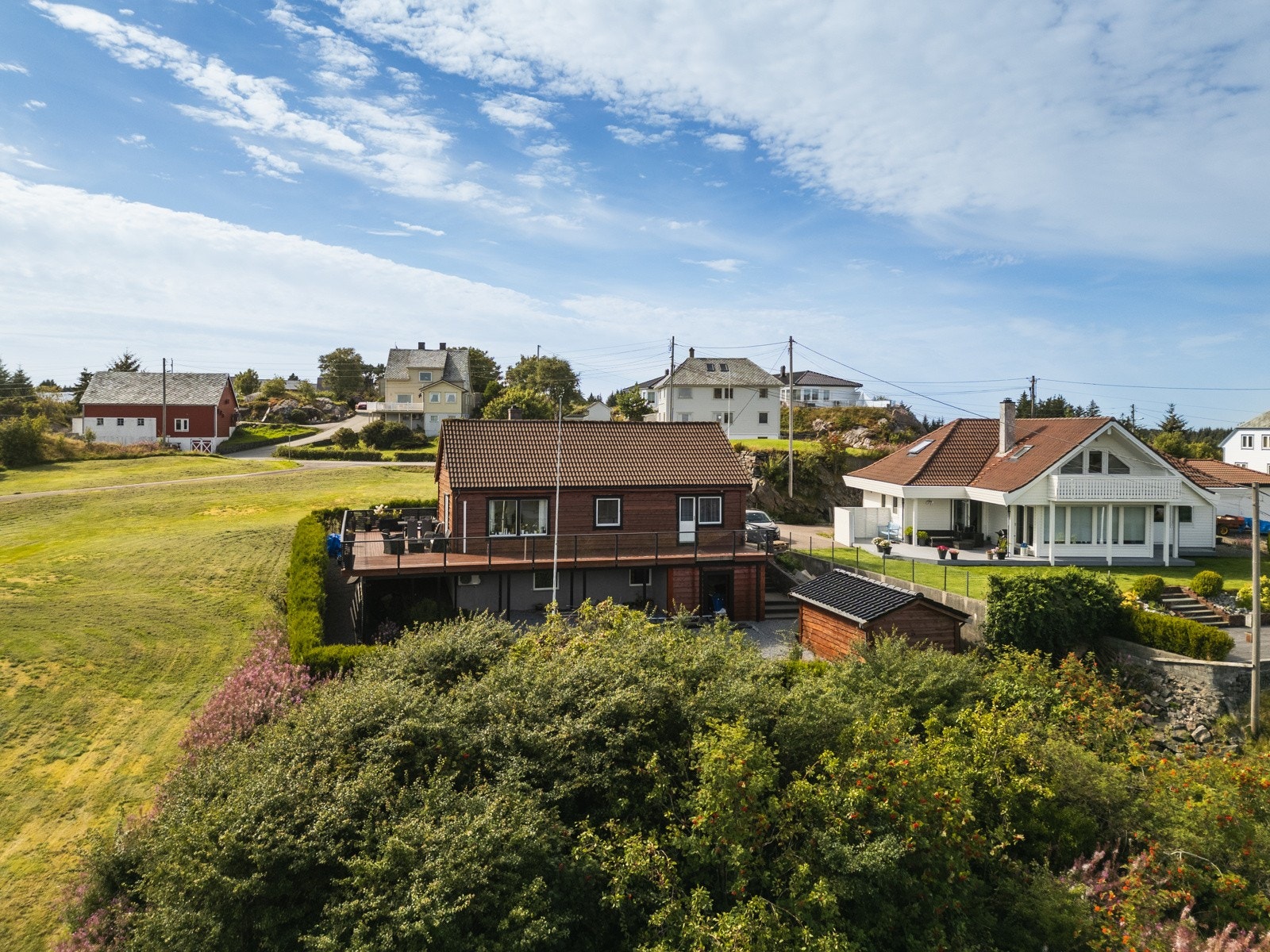 Boligen går over 3 plan, hvorav loftet er oppgradert i perioden 2018-2024. Galleribilde