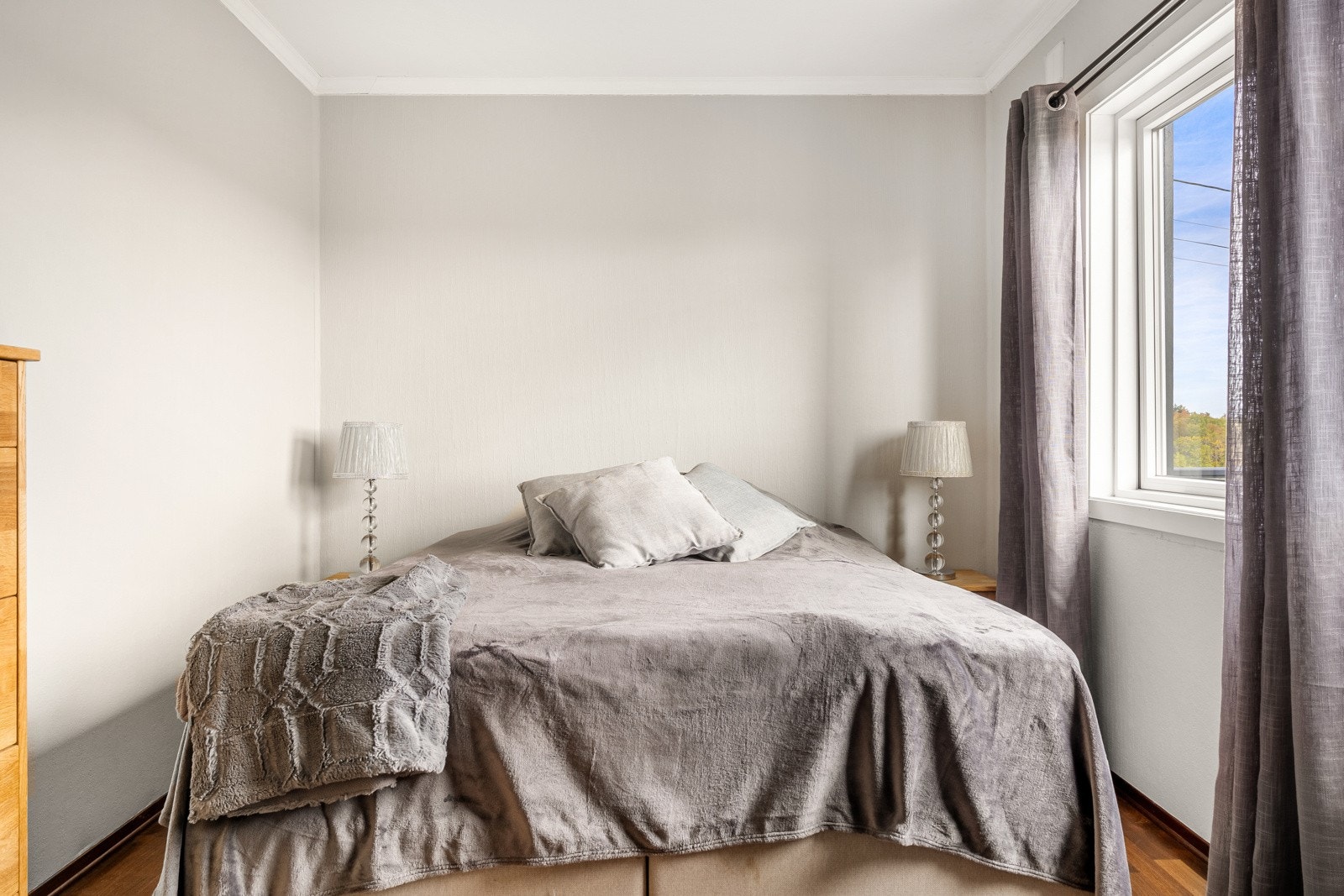 Boligens hovedsoverom måles til ca. 12 kvm. Galleribilde