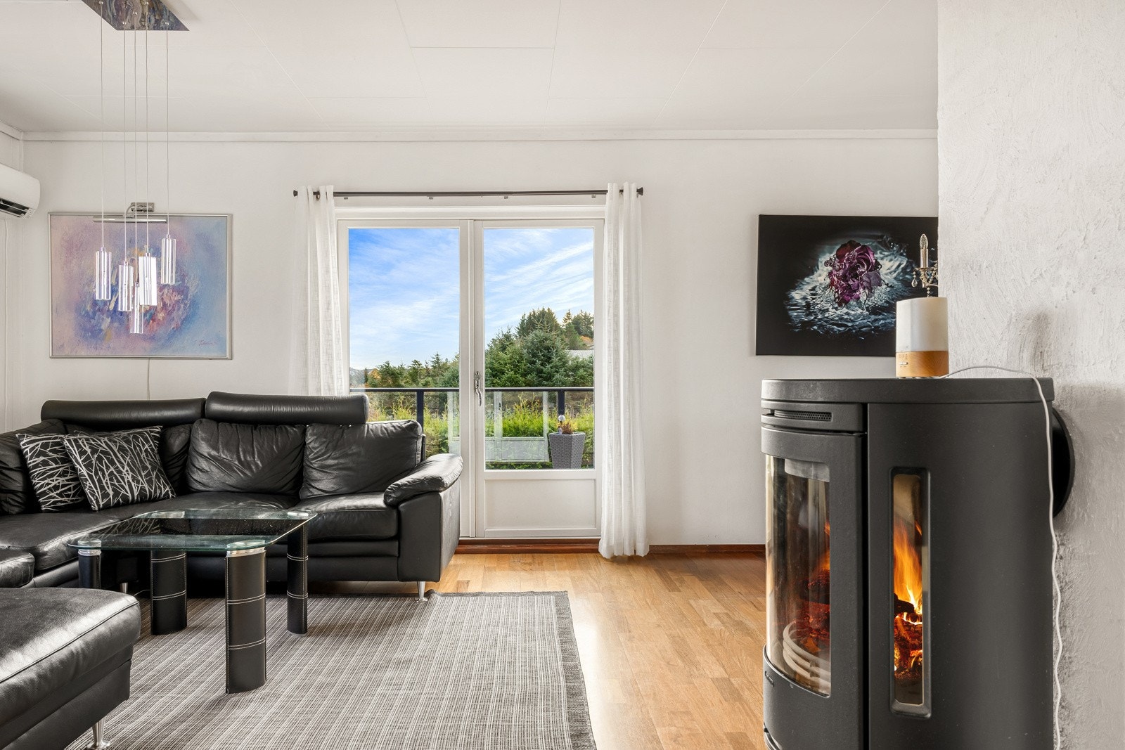 Vi tar oss videre til boligens samlingspunkt - en romslig stue som måles til ca. 27 kvm. Galleribilde