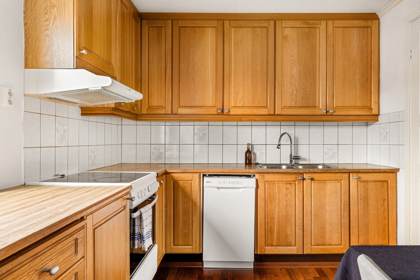 Kjøkkenet har innredning med profilerte fronter i eik. Dobbel stålvask nedfelt i benkeplate av laminat. Kjøkkenventilator ut. Galleribilde