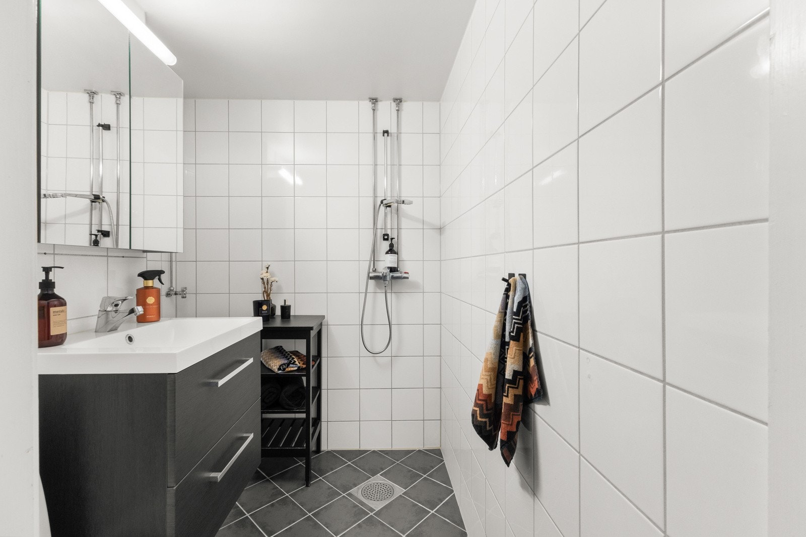 Lyst, flislagt baderom med varmekabler i gulv, modernisert av Sans bygg i 2012 - i regi av borettslaget. Galleribilde