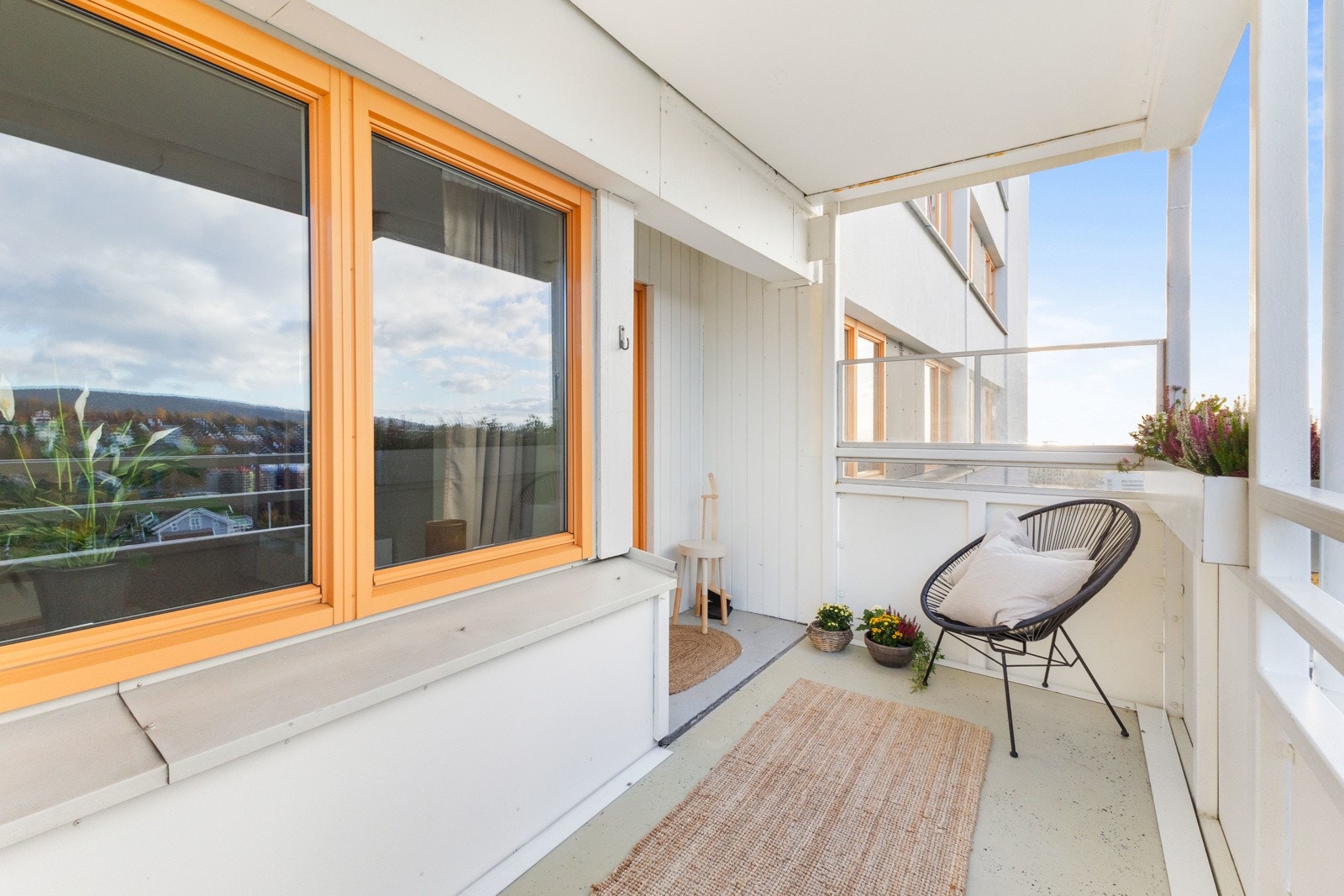 Fra stuen er det utgang til nordvestvendt balkong på ca 8 kvm med plass til en hyggelig sittegruppe Galleribilde