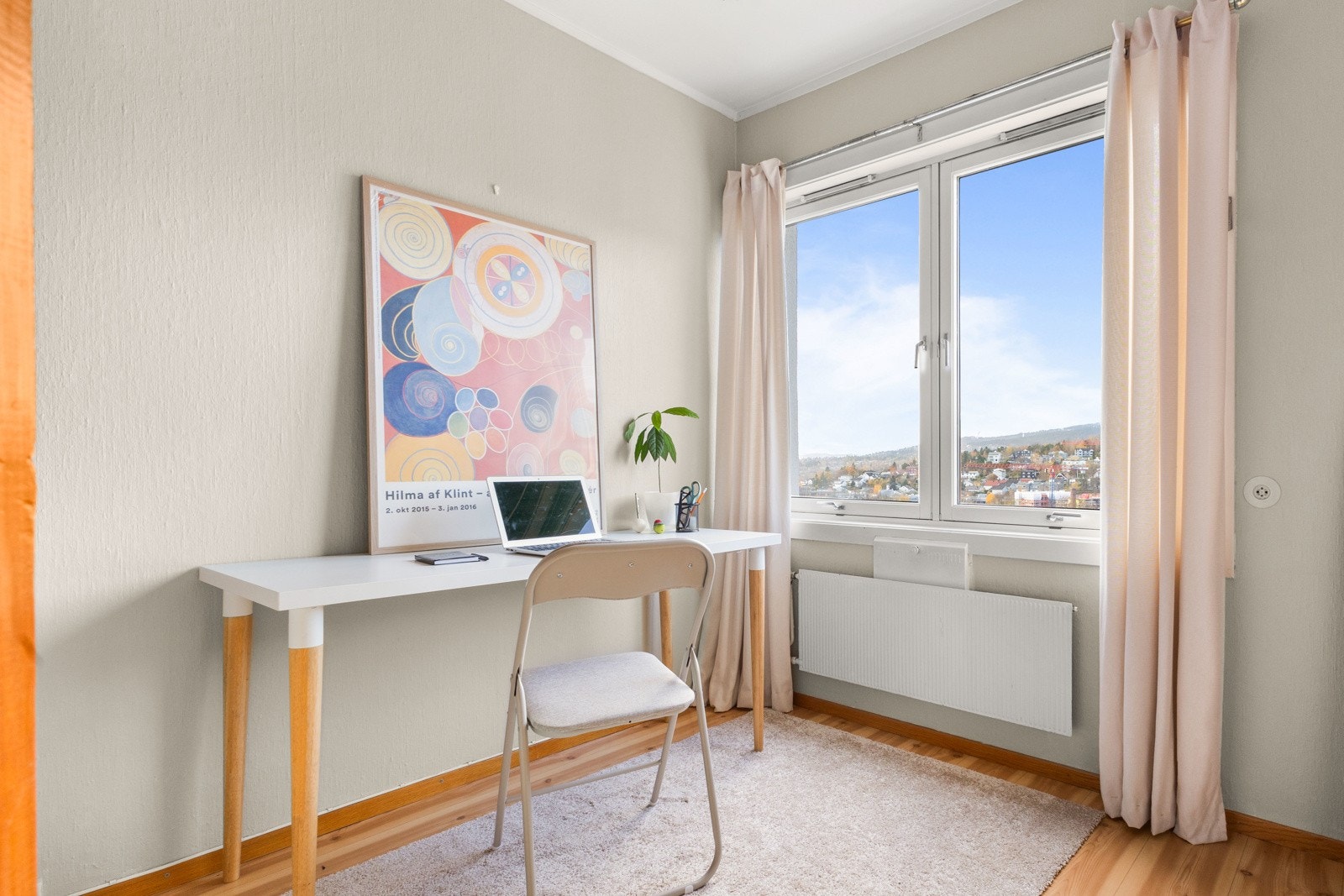 Store vindusflater slipper inn rikelig med lys på soverommet. Galleribilde