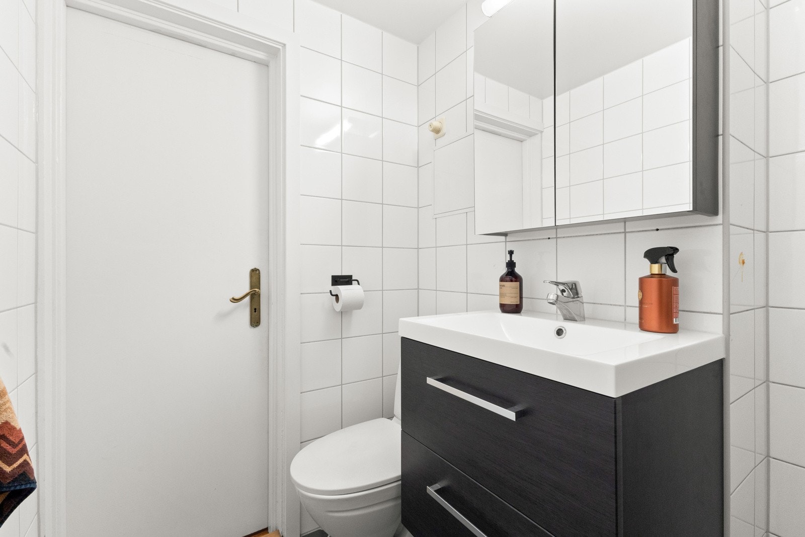 Rommet er innredet med dusj, servant i innredning, toalett og plass til vaskemaskin. Galleribilde
