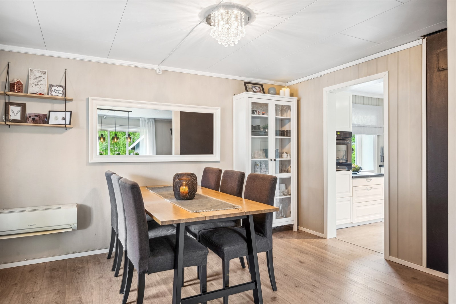 Den ene delen av stuen har fin plass til spisestuemøbler, i kort avstand fra kjøkkenet. Galleribilde