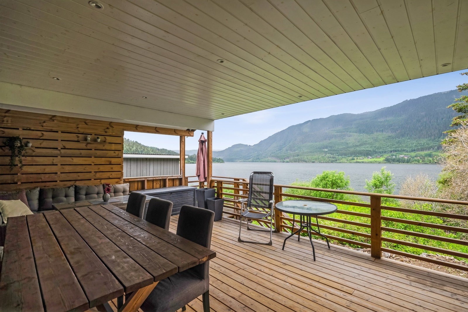 Fra stuen er det utgang til en stor, overbygget veranda. Her kan sommeren nytes til en vakker utsikt mot Lågen. Terrassen er ikke omsøkt/godkjent hos kommunen. Galleribilde