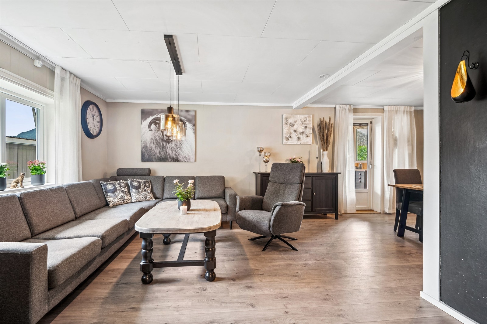 Stuen har fin plass til sofagruppen. Galleribilde