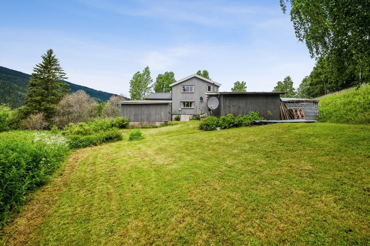 Fasade og hage. Galleribilde