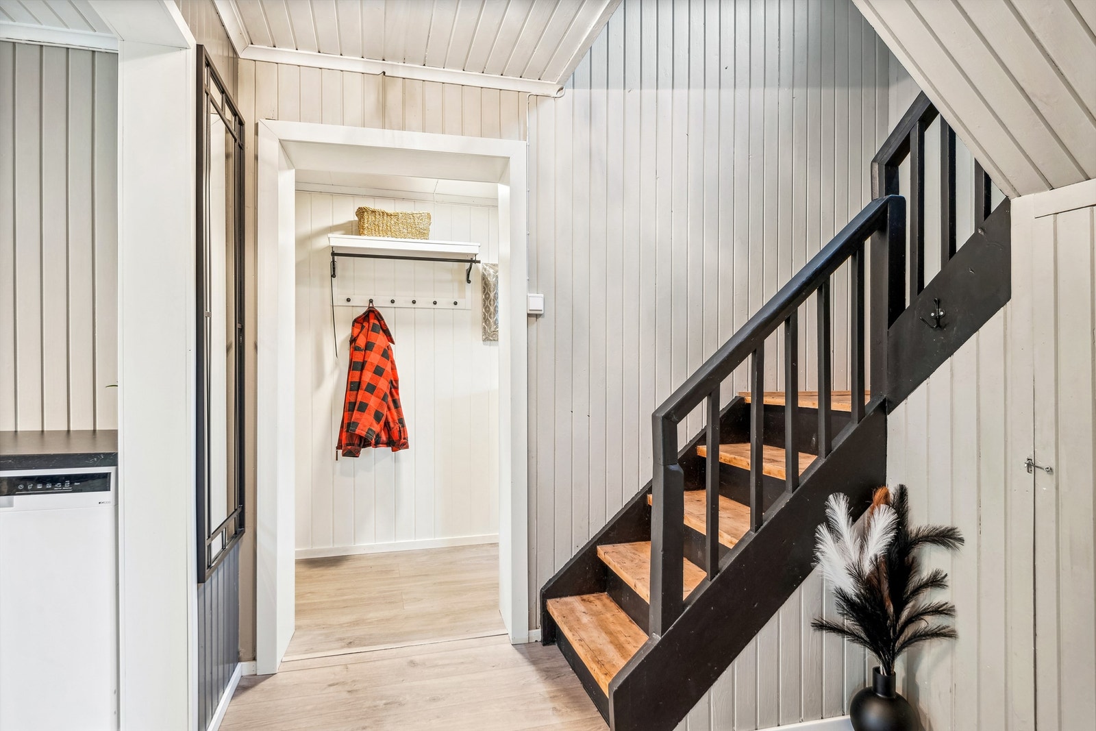 Vi ønskes velkommen inn i en romslig gang, hvor vi også finner trappeløpet til 2. etasje. Galleribilde