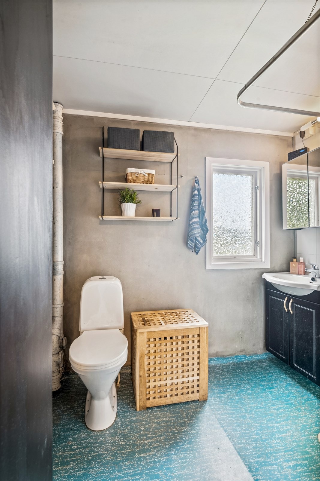 Badet ligger i 1. etasje, og inneholder wc, innredning med servant og dusj. Galleribilde