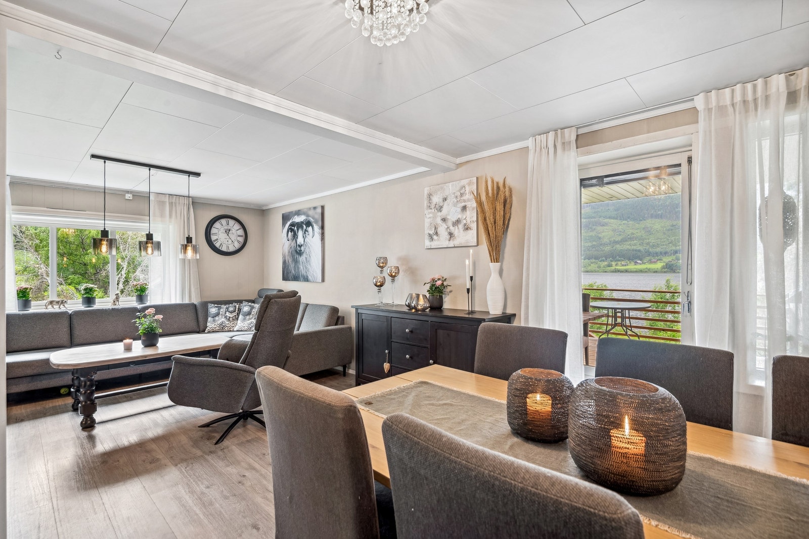 Lys og trivelig stue med utsikt mot Lågen. Galleribilde