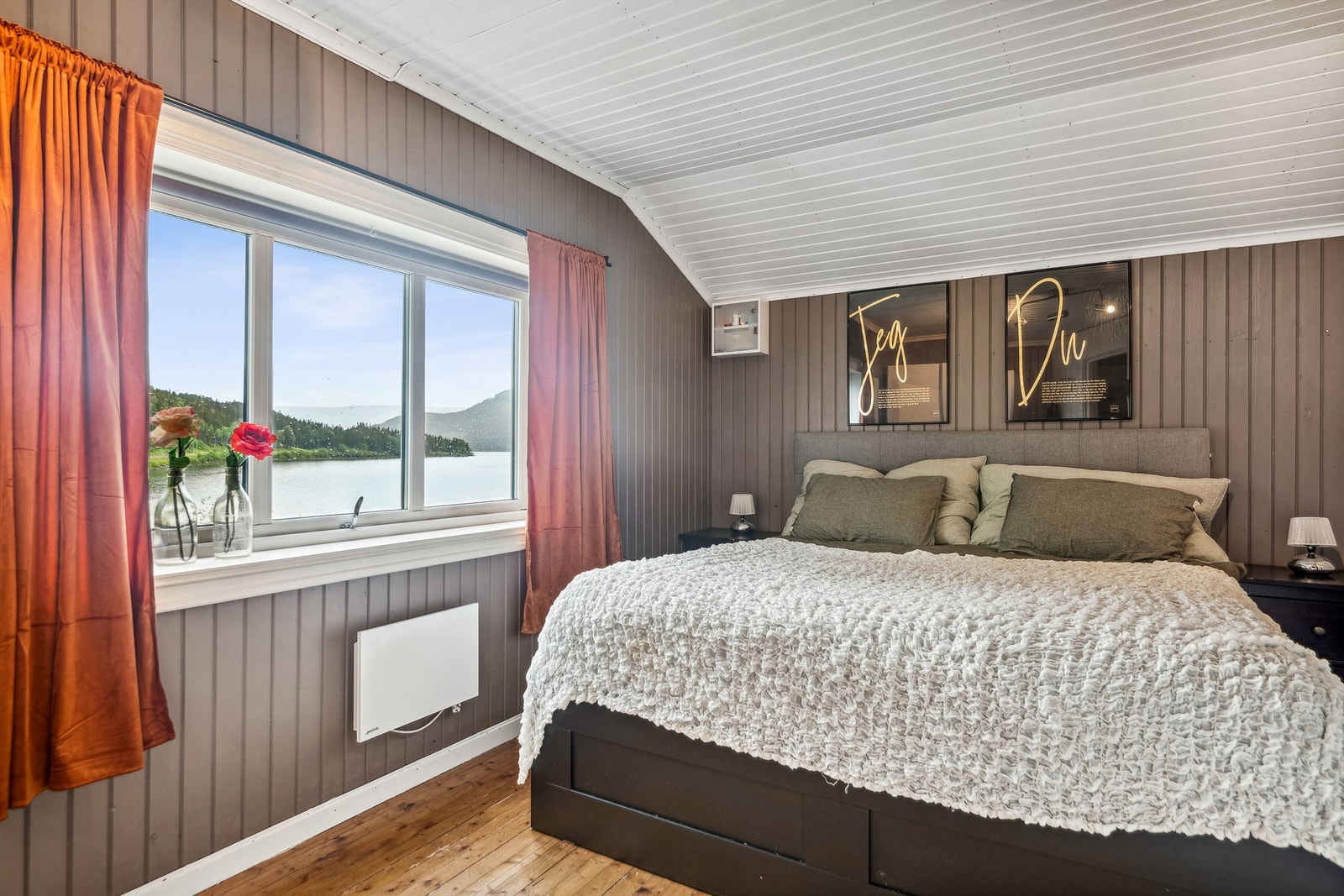 Soverom 1 er romslig, og med fin plass til dobbeltseng. Galleribilde