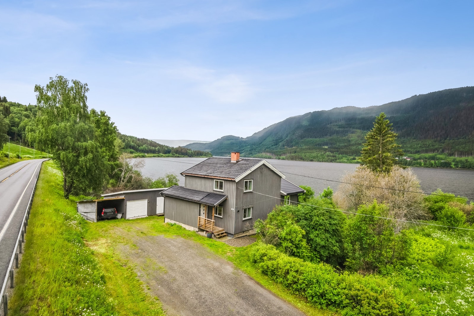 Romslig gruslagt gårdsplass. Galleribilde