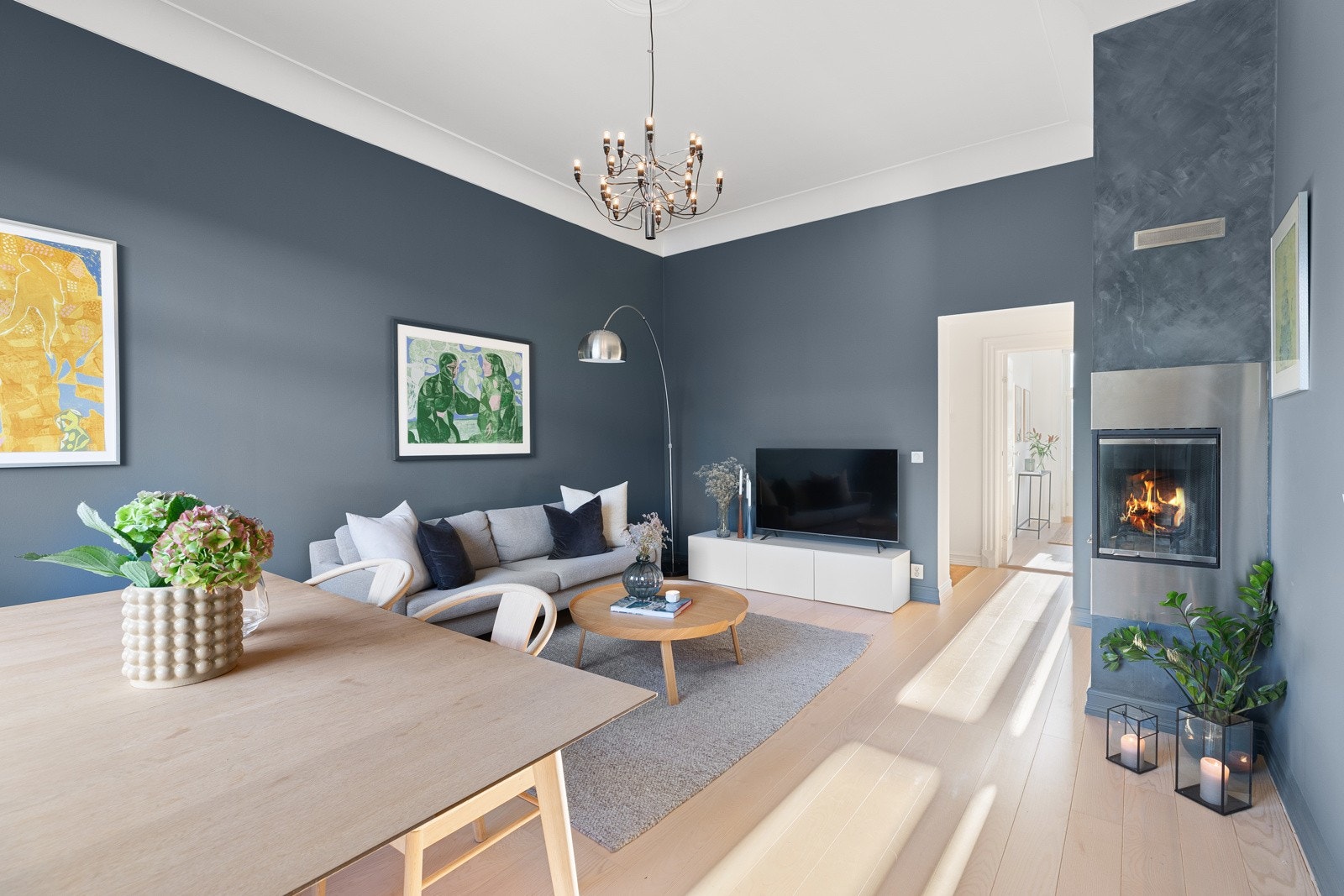 Stuen er romslig med god plass til både sofagruppe og spisebord Galleribilde