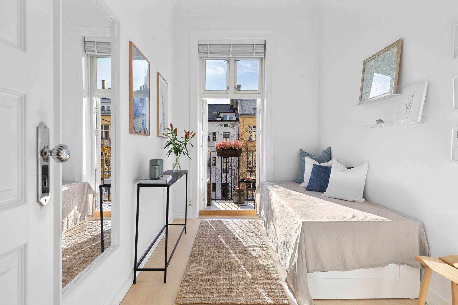 Soverom 2 har plass til både seng og kontor Galleribilde