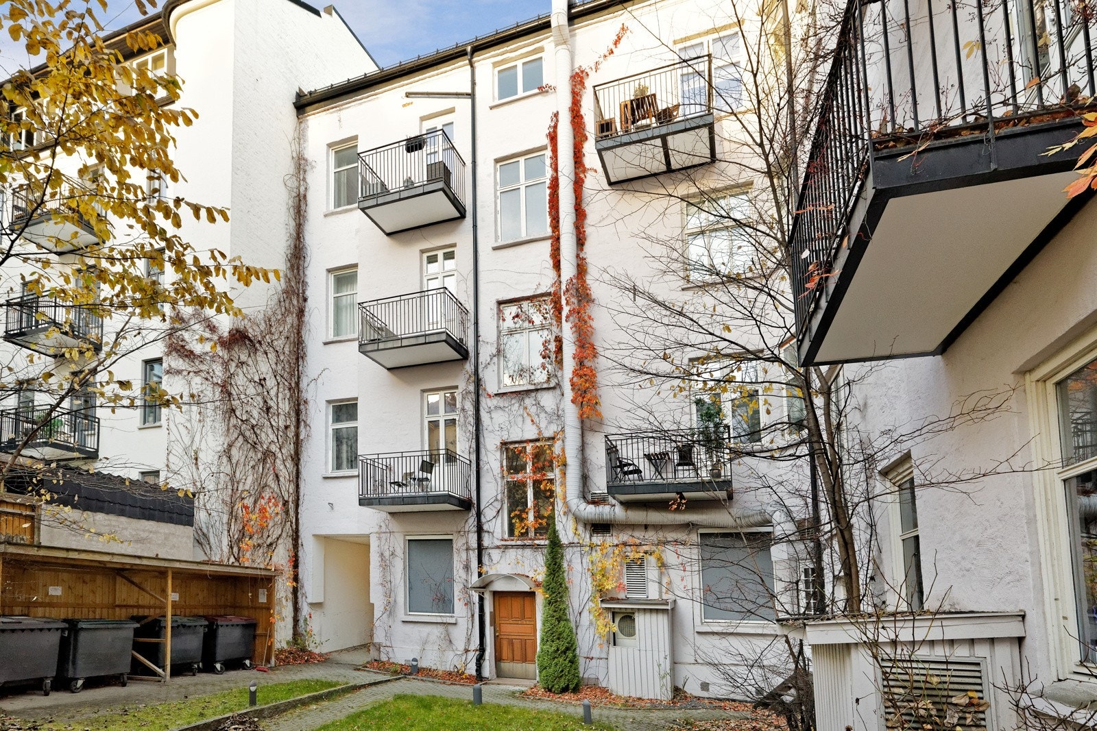 Fasaden sett fra bakgården - Her er det egen sykkelbod til sameiet Galleribilde