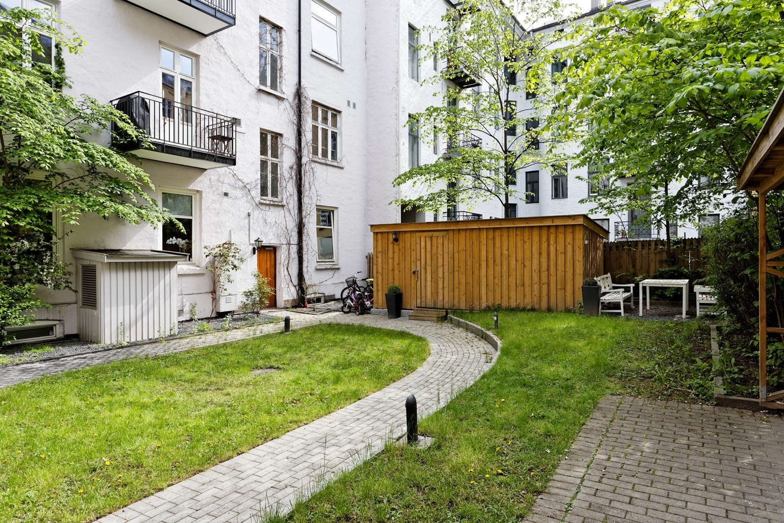 Sameiet har en opparbeidet bakgård med beplantning og sittegruppe Galleribilde