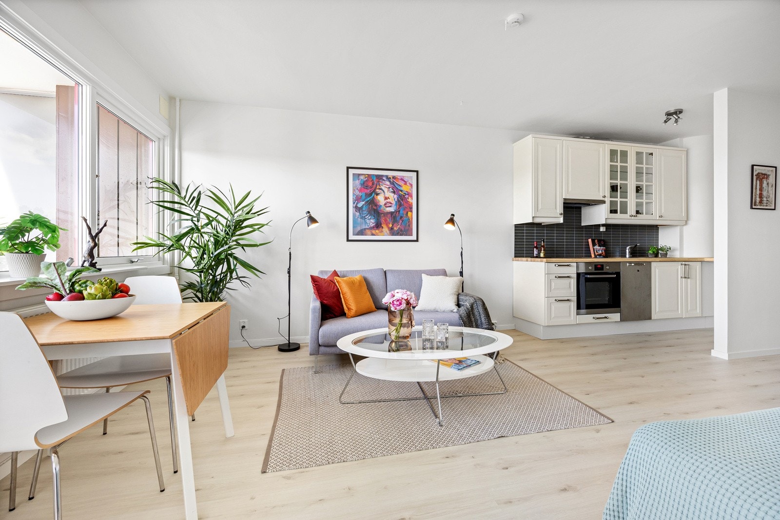 Leiligheten har nytt, flott enstavs laminat fra Pergo, og alle vegger, gulv og lister ble nymalt i oktober 2024. Galleribilde