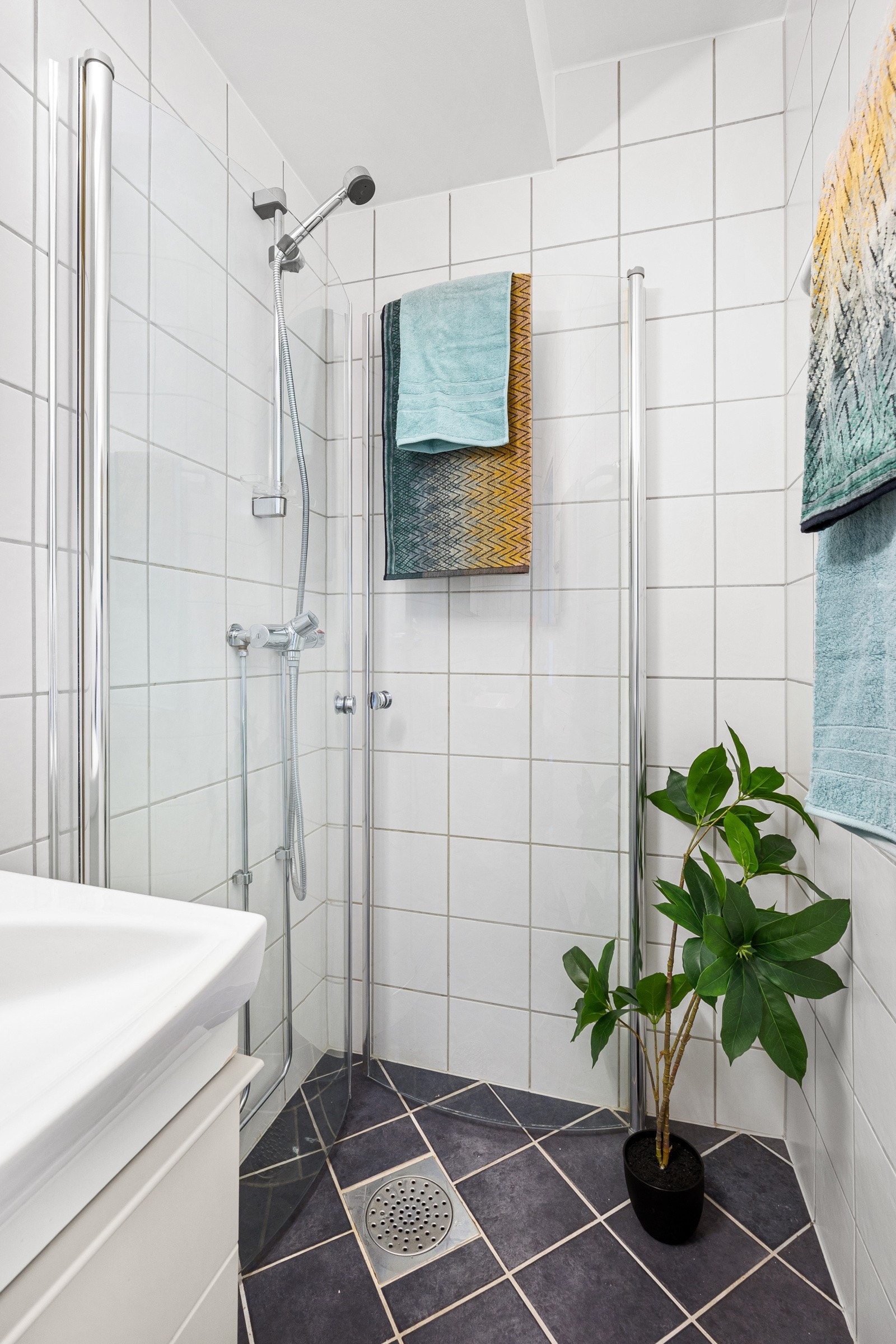 Badet, som er fra 2007, er praktisk innredet med dusjhjørne, servantskap (litt slitt) og speilskap med lys. Galleribilde