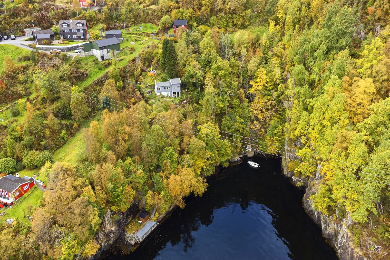 Eiendommen har rett til båtfeste i Furevika nedenfor hytten. Galleribilde