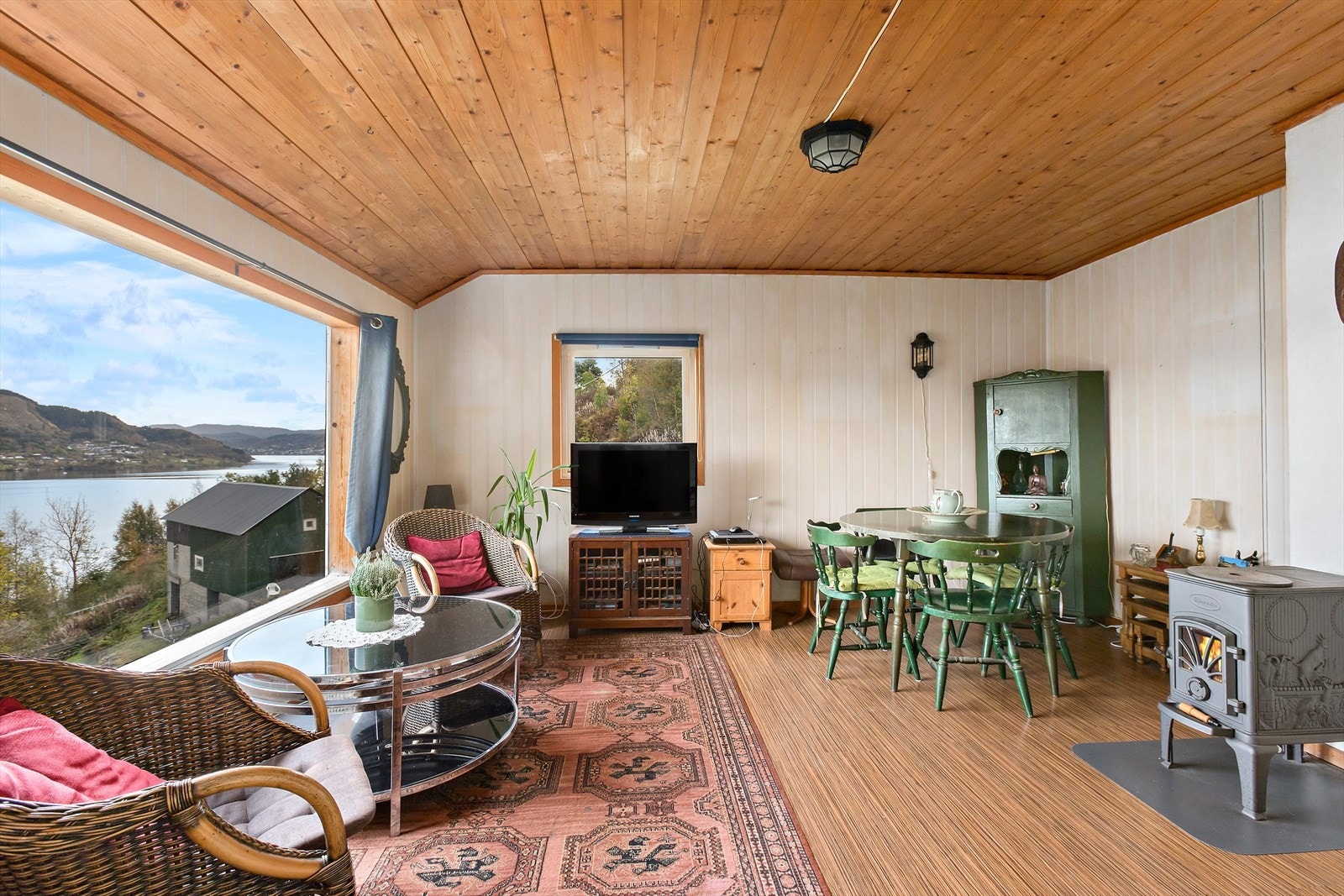 Stuen har plass til både spise- og sittegruppe. Galleribilde