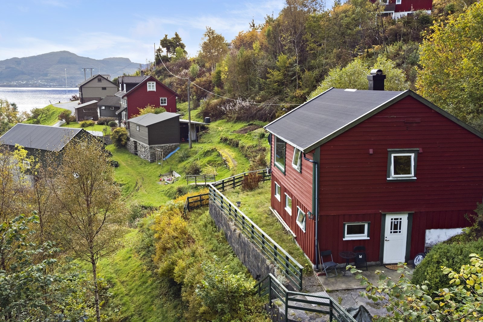 Hytten ligger fritt og fint med flott utsikt mot Osterfjorden. Galleribilde