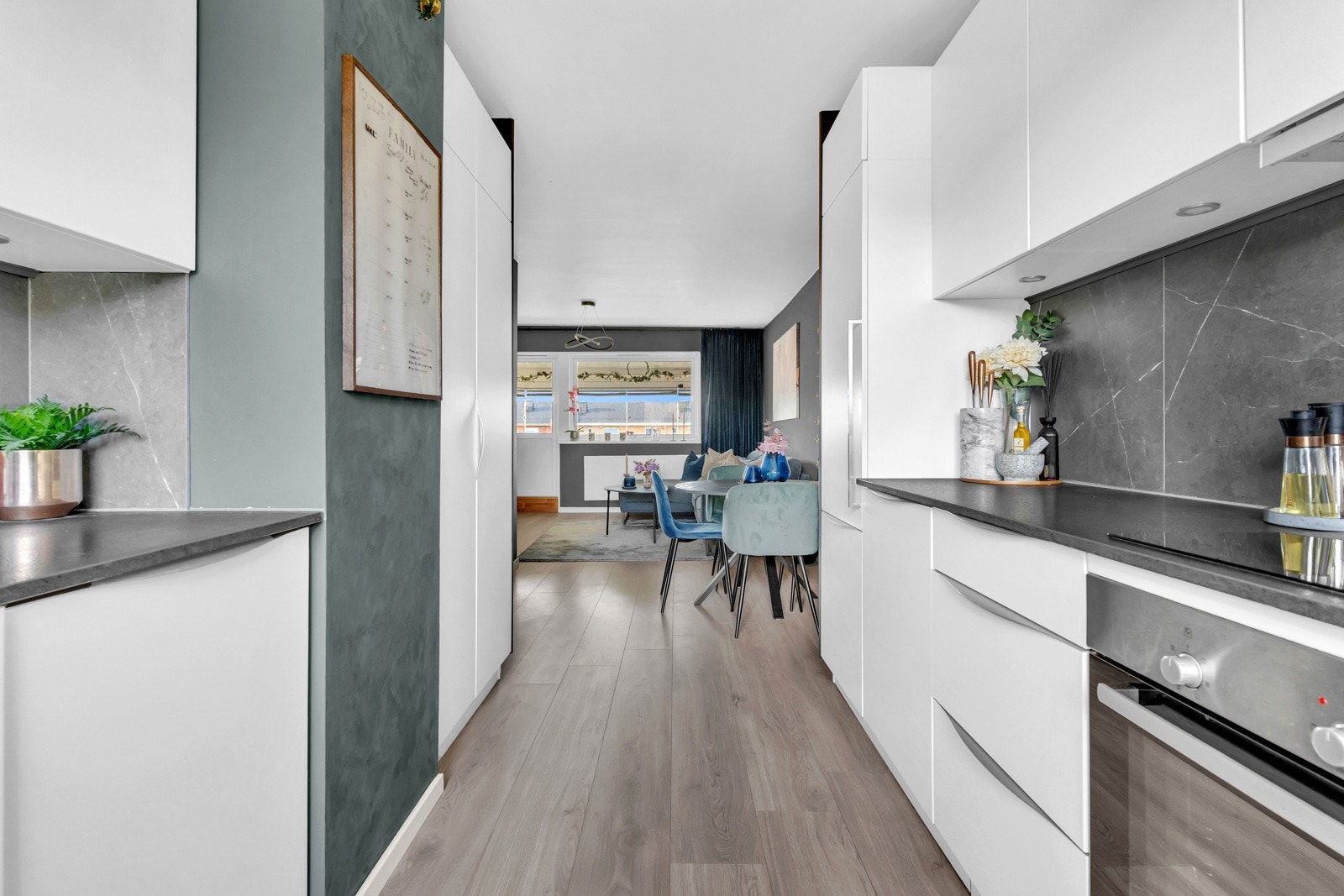 Åpen løsning mot stuen som fortsatt gir en følelse av rominndeling Galleribilde