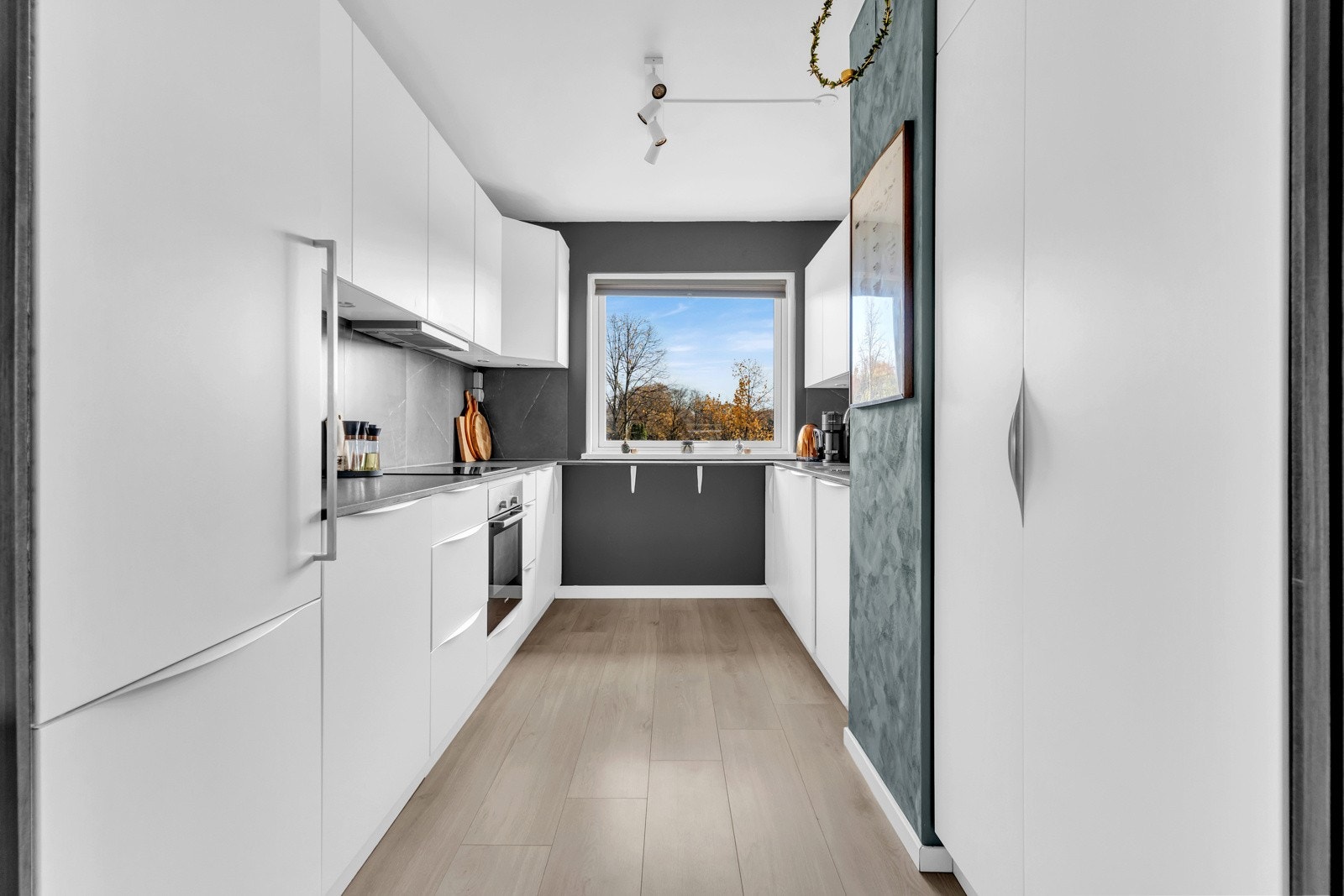 Leilighetens kjøkken er moderne og tidløst Galleribilde