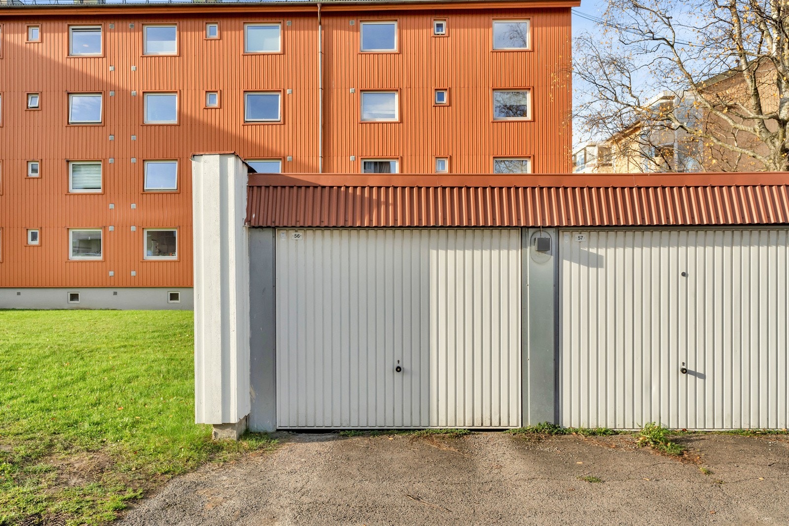 Mulighet for kjøp av garasje. Eier har kjøpt en leierett for garasjeplass i området. Dersom kjøper ønsker, kan det i tillegg til kjøpesum for leiligheten kjøpes denne retten av selger. Det koster 100.000,- for leieretten. Leieretten gjelder nummer 56 Galleribilde