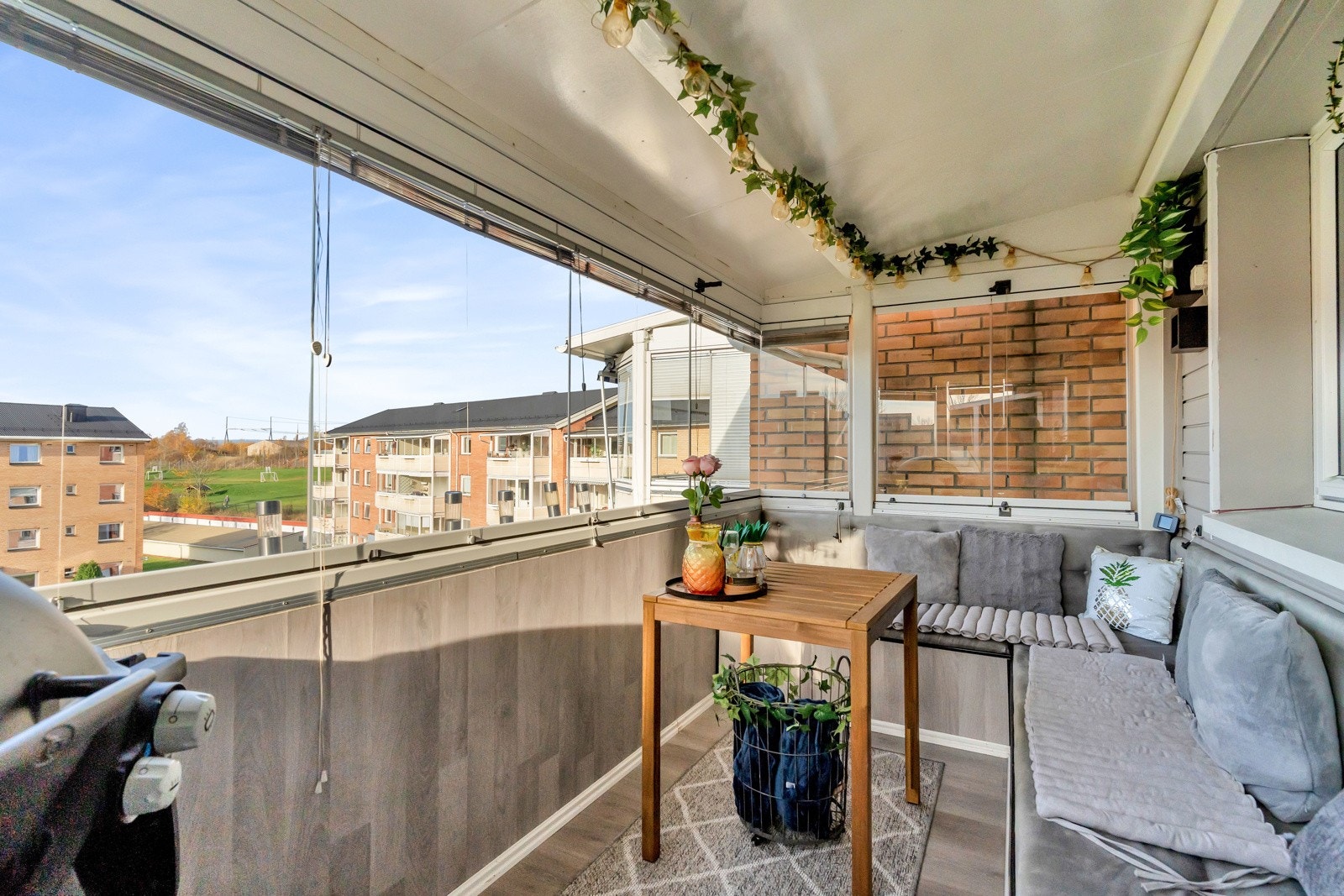 Leiligheten har en solrik, innglasset balkong på ca. 6 kvm, tidsriktige farger og flere oppgraderte rom. Galleribilde