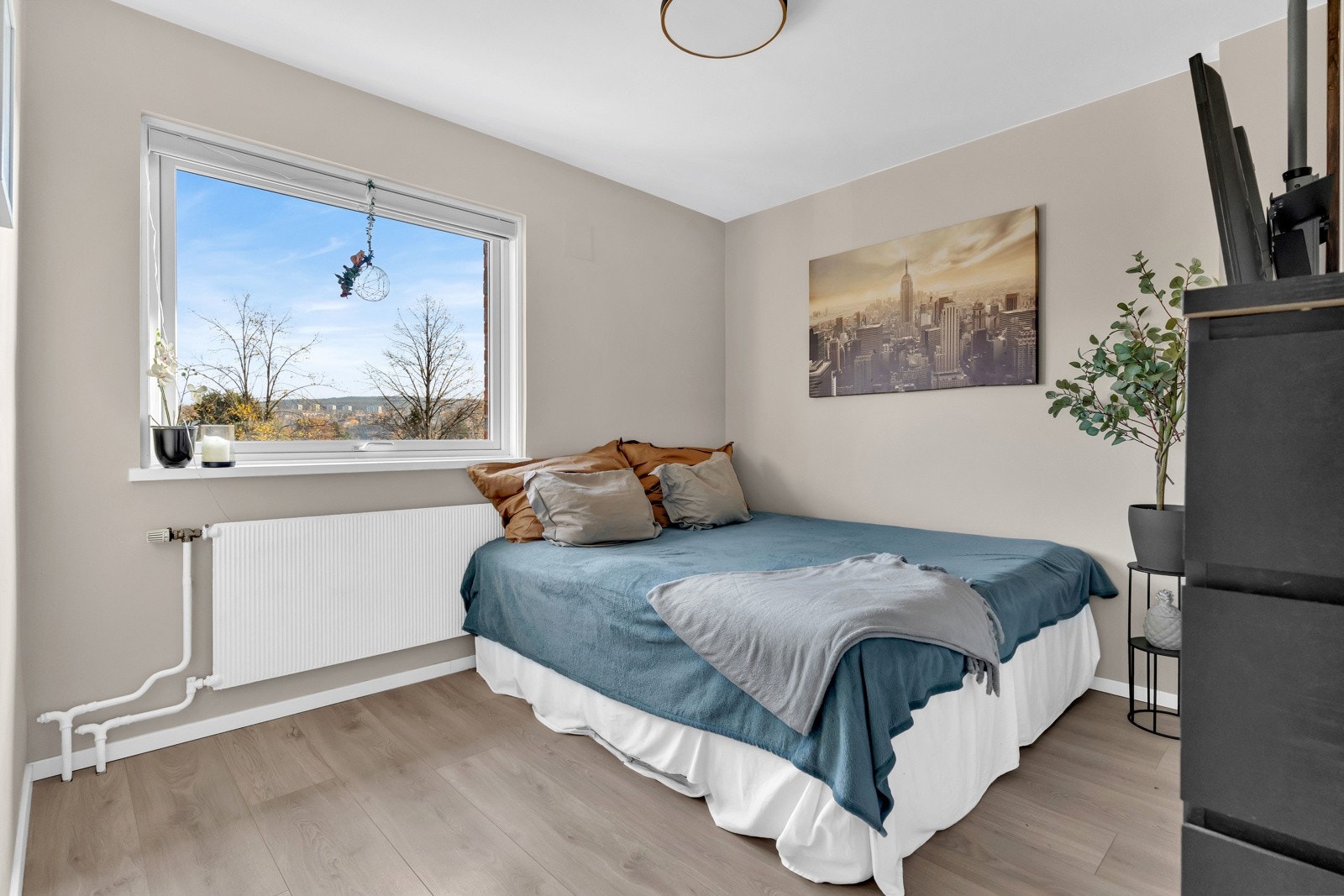 Det andre soverommet har også en god størrelse og kan fleksibelt brukes som barnerom, gjesterom eller hjemmekontor Galleribilde